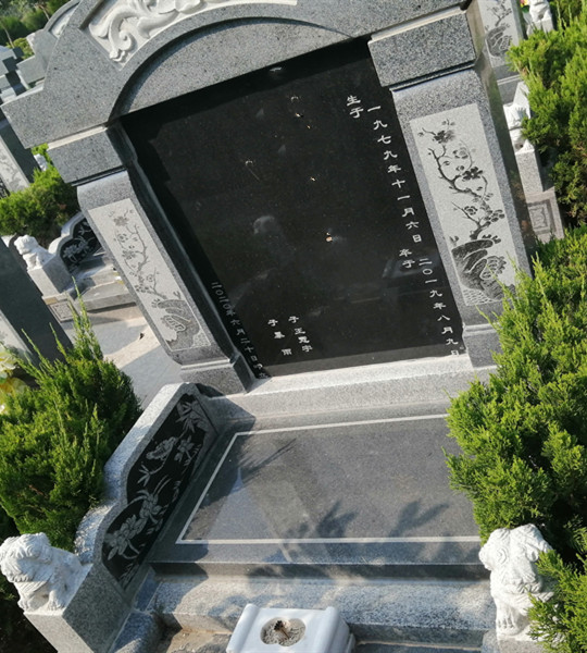 传统立碑