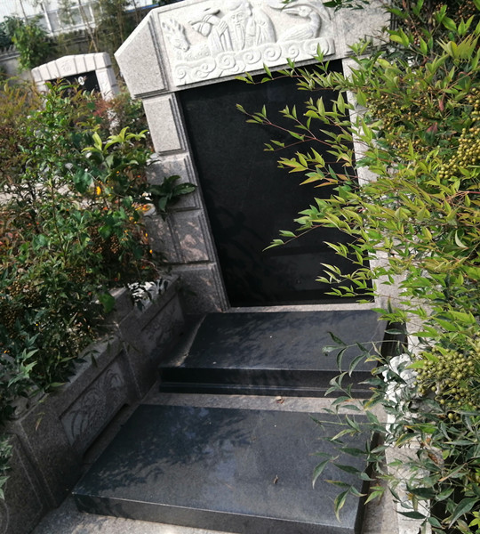 传统立碑