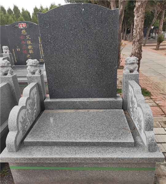 传统立碑